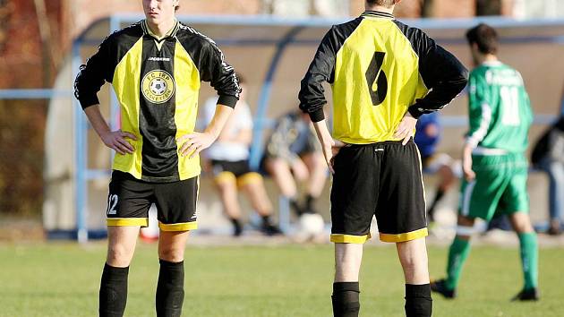 Udeřili oba. Filip Przyczko (vlevo) a Vojta Zabelka (č. 6) se gólově podíleli na výhře Českého Těšína nad Polankou.