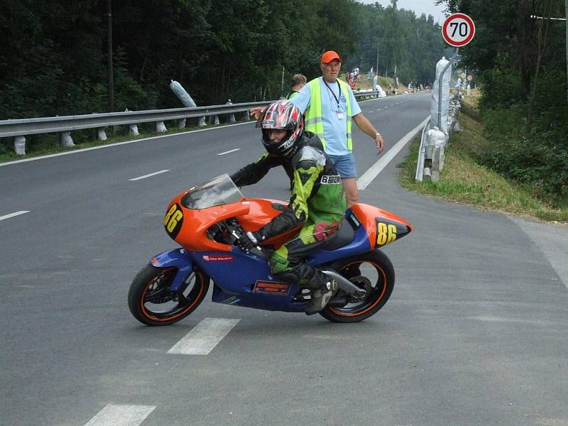 Motocykloví závodníci na Těrlickém okruhu