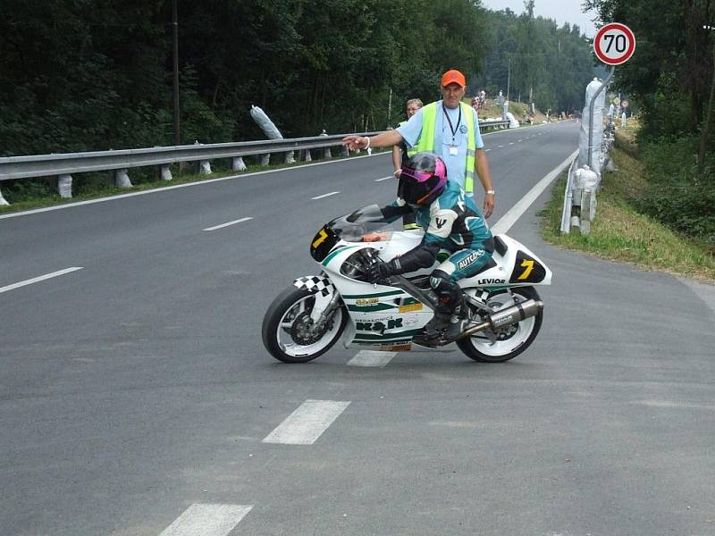 Motocykloví závodníci na Těrlickém okruhu