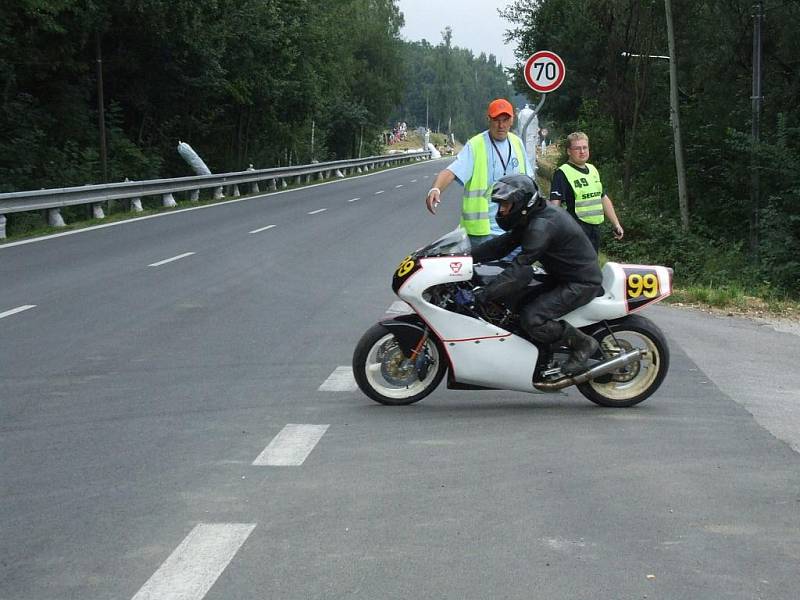 Motocykloví závodníci na Těrlickém okruhu