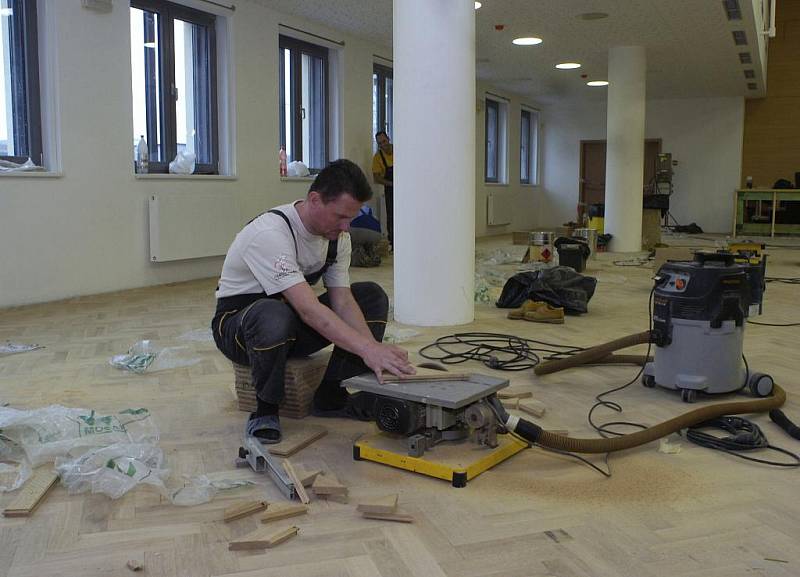 V Karviné finišuje rekonstrukce Obecního domu Družba. Po rok trvající přestavbě by měl být otevřen už za měsíc