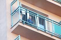Požár bytu v Havířově, malý chlapec stojí na balkonu, protože v bytě byl kouř