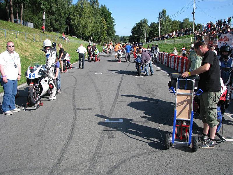 Havířovský zlatý kahanec, nedělní závod IRRC, startovní místo zemřelého závodníka Adriana McFarlanda zůstalo prázdné.