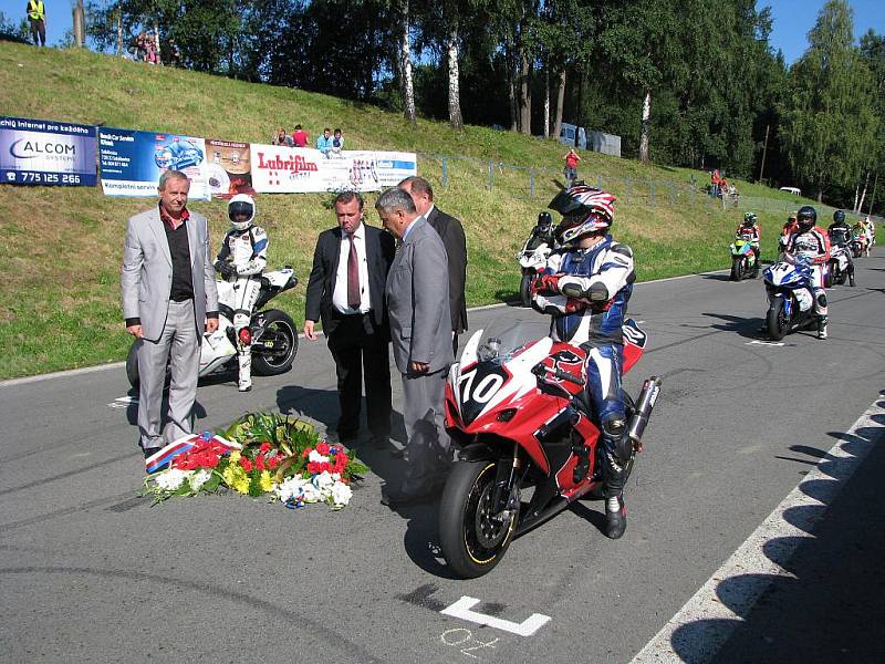 Havířovský zlatý kahanec, nedělní závod IRRC,  na startovní místo zemřelého závodníka Adriana McFarlanda byly položeny květiny.