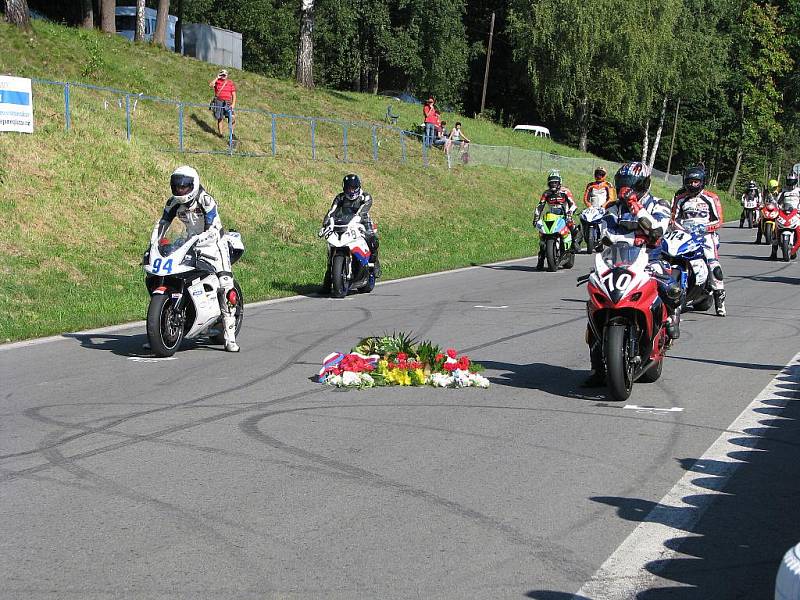 Havířovský zlatý kahanec, nedělní závod IRRC, na startovní místo zemřelého závodníka Adriana McFarlanda byly položeny květiny.