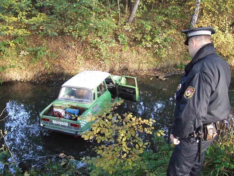 Škodovka skončila v říčce Sušance