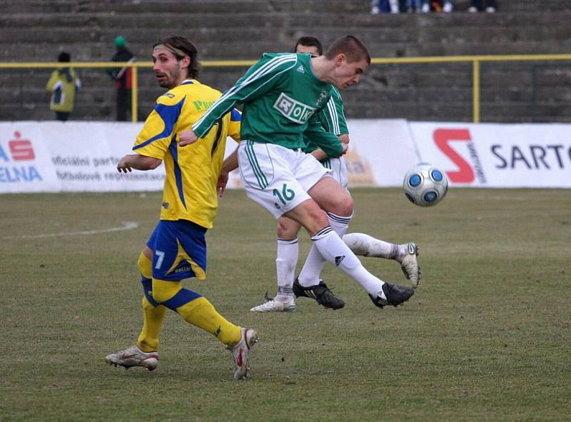 Karvinští fotbalisté musí proti Opavě pořádně zabrat. Jinak jim už skutečně nateče do bot.