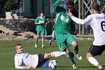 Karvinští fotbalisté (v zeleném) porazili doma v jednom ze dvou magnetů kola Dětmarovice 2:0.