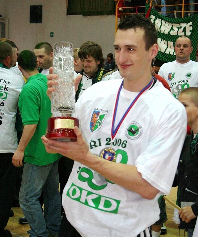 Trofej ukazuje i Jiří Kubis, který je narozdíl od Horáka i v současném kádru.