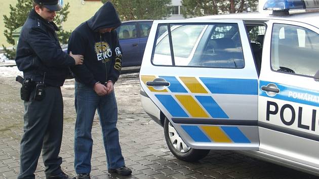 Policisté ze Šumbarku zadrželi několik hledaných osob.