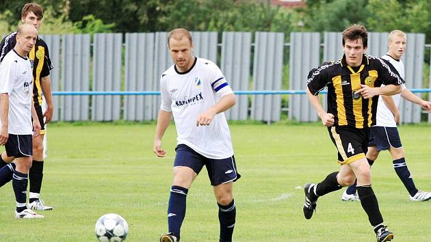 Martin Špička (u míče) byl znovu důležitou postavou svého týmu.