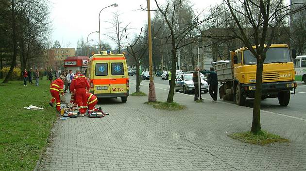 Utržené dvojkolí z nákladního automobilu usmrtilo chodkyni