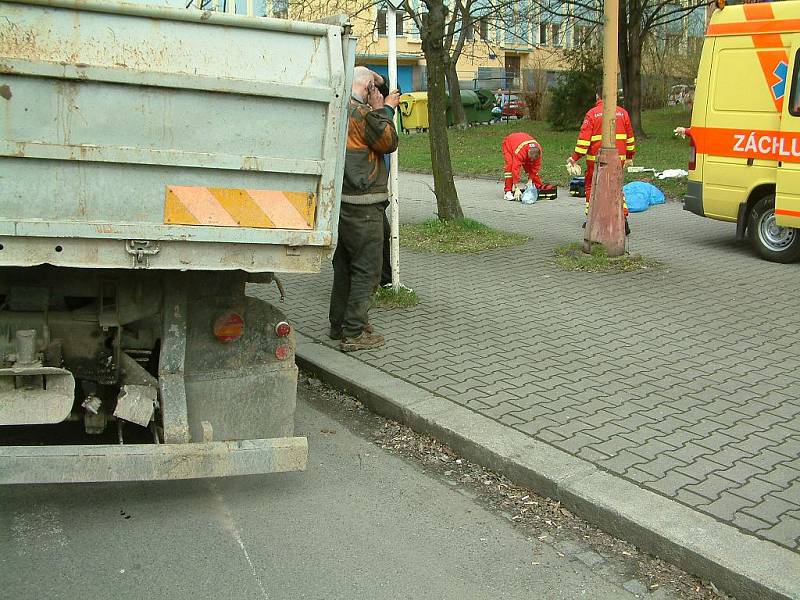 Utržené dvojkolí z nákladního automobilu usmrtilo chodkyni