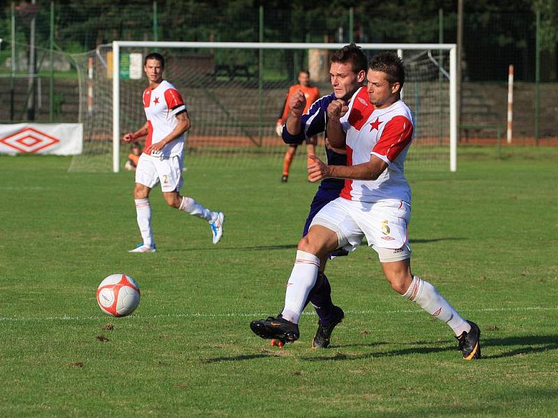 Orlovští fotbalisté (v sešívaných dresech) si doma v rámci 2. kola divize poradili s Mohelnicí a vyhráli 4:0.