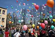 Školáci z Dolní Lutyně v rámci oslav Dne Země absolvovali vědomostní soutěž s enviromentální tématikou a před polednem symbolicky vypustili stovky barevných balónků se vzkazem