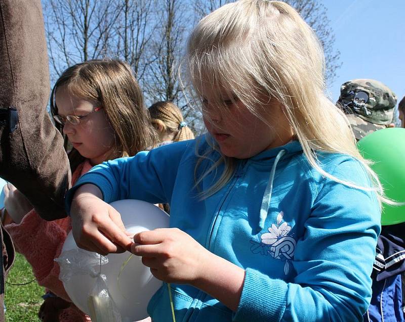 Školáci z Dolní Lutyně v rámci oslav Dne Země absolvovali vědomostní soutěž s enviromentální tématikou a před polednem symbolicky vypustili stovky barevných balónků se vzkazem