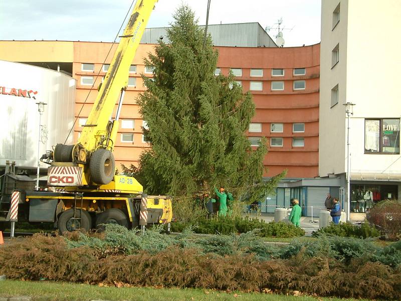 Stavba vánočního stromu v centru Havířova