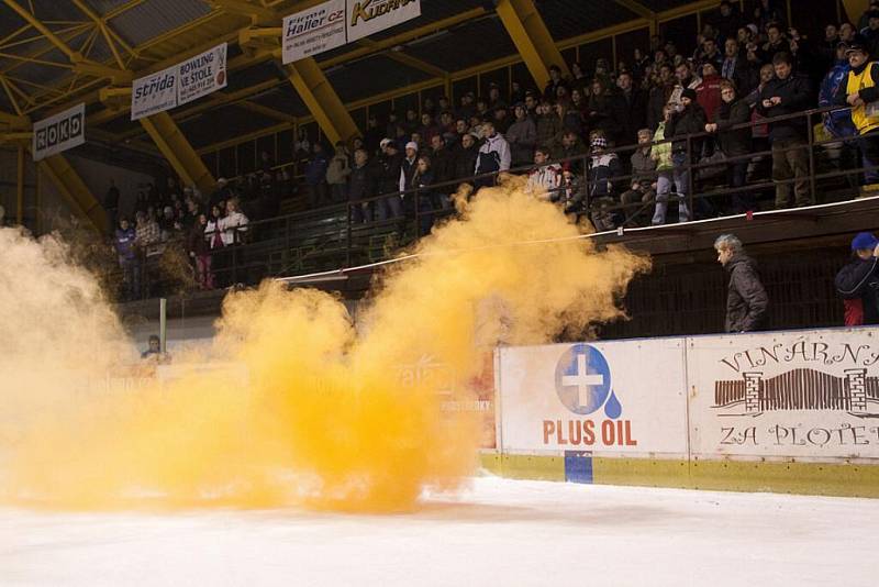 Orlovští hokejisté (v modrém) postoupili přes Hodonín do semifinále.