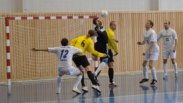 Sáloví fotbalisté Stonavy se již dostali do čela celostátní ligy futsalu - sálového fotbalu.