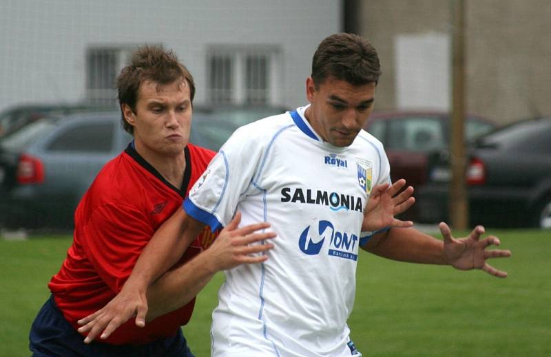 Fotbalisté Lokomotivy (v bílém) bojují úspěšně o záchranu v přeboru.