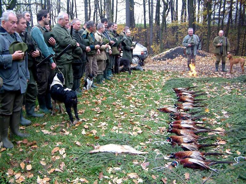 První letošní hon havířovských myslivců byl ukončen slavnostním výřadem ulovené zvěře.