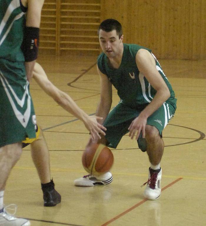 Karvinští basketbalisté (v zeleném) v pátečním duelu s Opavou C.