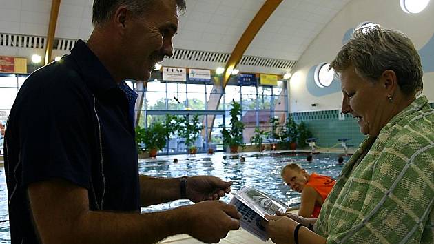 Miliontá návštěvnice bohumínského krytého bazénu Jarmila Koutná