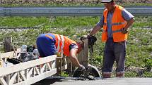 Dělníci, kteří stavějí dálnici z Bohumína směrem k polské hranici, ve středu předvedli, jak funguje nejnovější obří betonovací stoj, který k práci používají