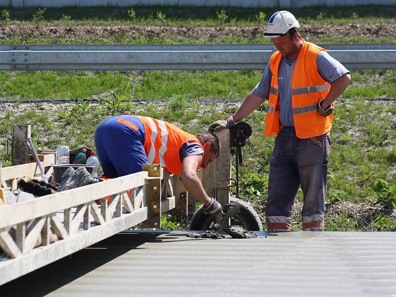 Dělníci, kteří stavějí dálnici z Bohumína směrem k polské hranici, ve středu předvedli, jak funguje nejnovější obří betonovací stoj, který k práci používají