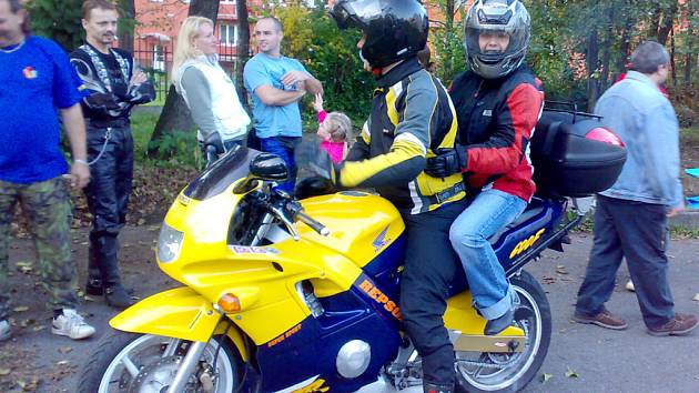 Děti z domova byly nadšené, že si mohou vyzkoušet jízdu na motocyklu.