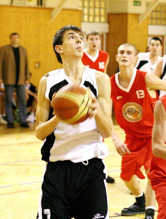 Karvinští basketbalisté (v bílém) dosáhli v lize mladých mužů skvělého úspěchu. Porazili vedoucí Nymburk.