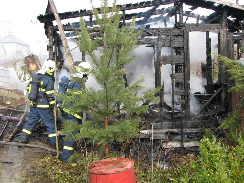 Požár rekreační chatky v Havířově-Šumbarku.