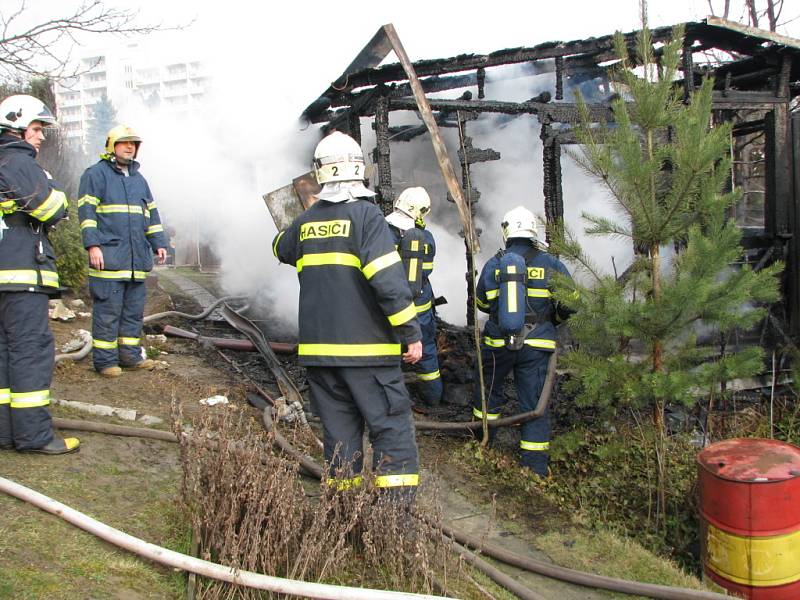 Požár rekreační chatky v Havířově-Šumbarku.