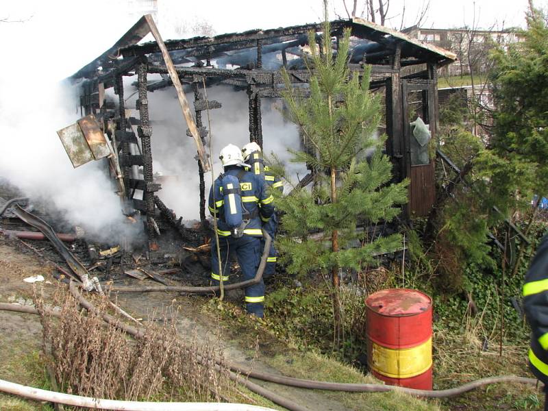 Požár rekreační chatky v Havířově-Šumbarku.