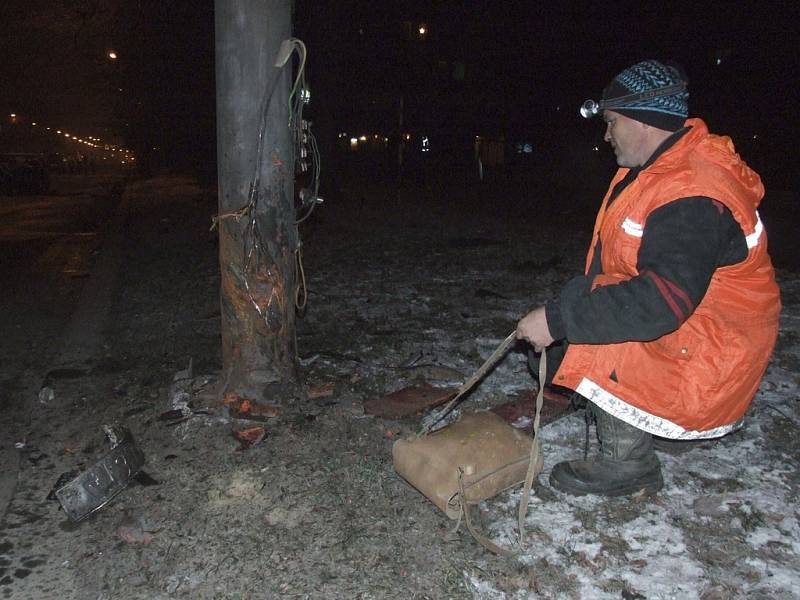 Stav sloupu krátce po nehodě prověřili elektrikáři.