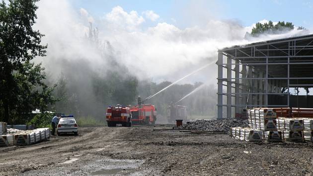 Požár výrobní haly v Petřvaldě