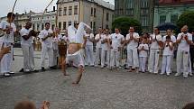 V rytmu samby žila Karviná v sobotní podvečer. Na Masarykově náměstí mohli návštěvníci obdivovat mrštné tanečníky capoeiry nebo se zaposlouchat do bubnové muziky skupiny s příznačným názvem Bum Bum Band.