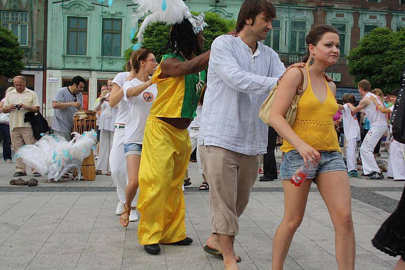 V rytmu samby žila Karviná v sobotní podvečer. Na Masarykově náměstí mohli návštěvníci obdivovat mrštné tanečníky capoeiry nebo se zaposlouchat do bubnové muziky skupiny s příznačným názvem Bum Bum Band.