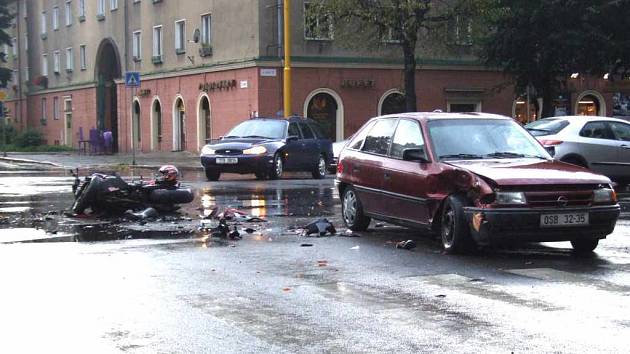 Motorkář doplatil na řidiče, který porušil zákaz řízení.