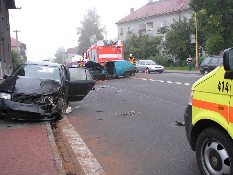 Nehoda dvou osobních vozidel na Dělnické ulici v Havířově