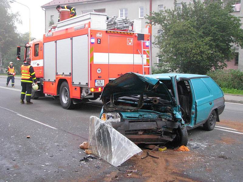 Nehoda dvou osobních vozidel na Dělnické ulici v Havířově