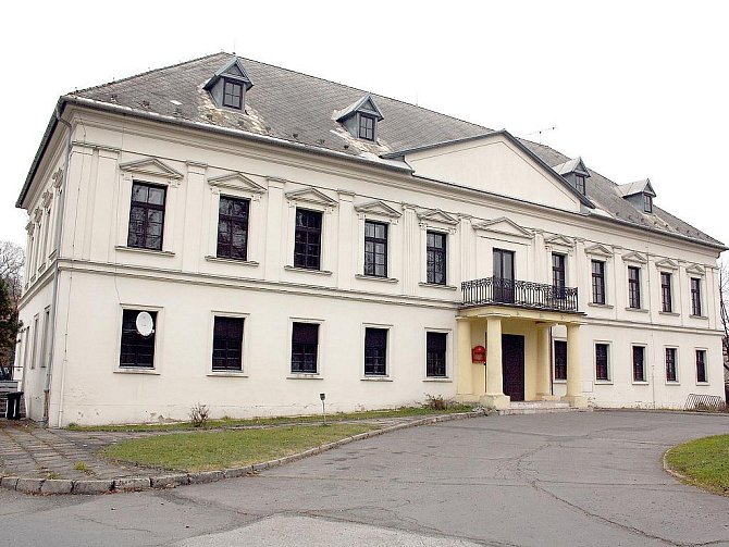 Lovecký zámek v Petrovicích–Prstné pochází z konce 18. století.