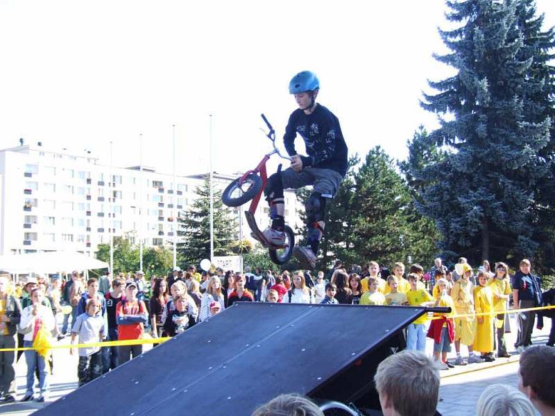 Freestylovou show předvedli borci na koloběžkách.