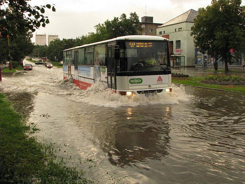 Přívalový déšť zaplavil některé ulice v Havířově