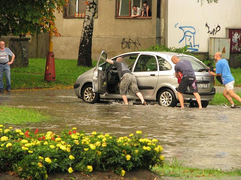 Přívalový déšť zaplavil některé ulice v Havířově
