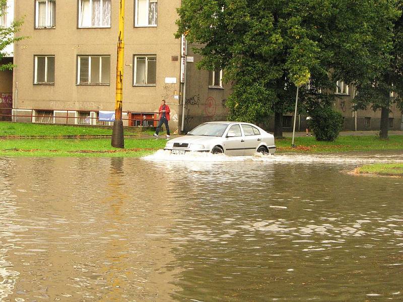 Přívalový déšť zaplavil některé ulice v Havířově