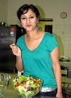 Indka Abinaya Rajan je vegetariánka, jak předvedla při konzumaci zeleninového salátu. V Česku je spokojená a uvažuje, že se po studiích usadí na jihu Evropy.