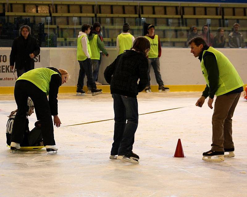 Děti z karvinských základních škol si poslední den školy před jarními prázdninami zpříjemnili sportovními hrami na zimním stadionu
