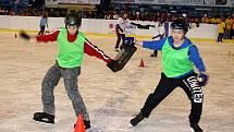 Děti z karvinských základních škol si poslední den školy před jarními prázdninami zpříjemnili sportovními hrami na zimním stadionu