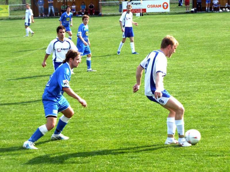 První branku Havířova vstřelil Robert Schimke (v modrém).